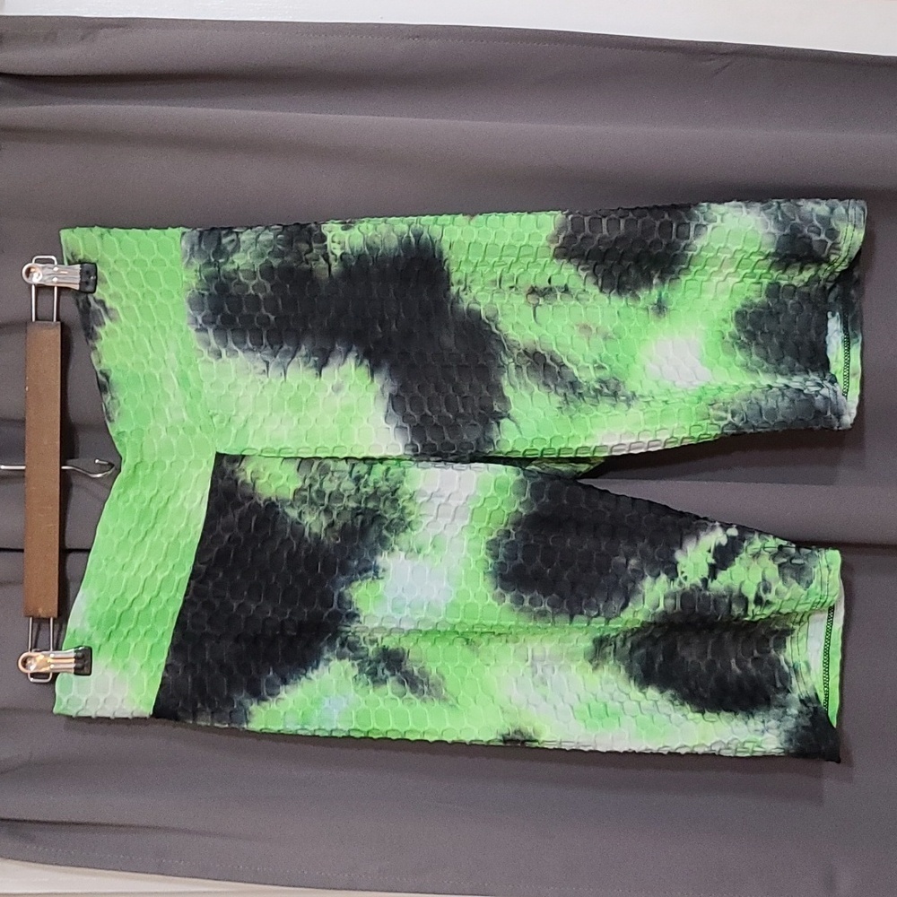 AQ Sports Womens Athletic Yoga Capris Lime Green/Black Honeycomb Ruched Butt‎ 1X